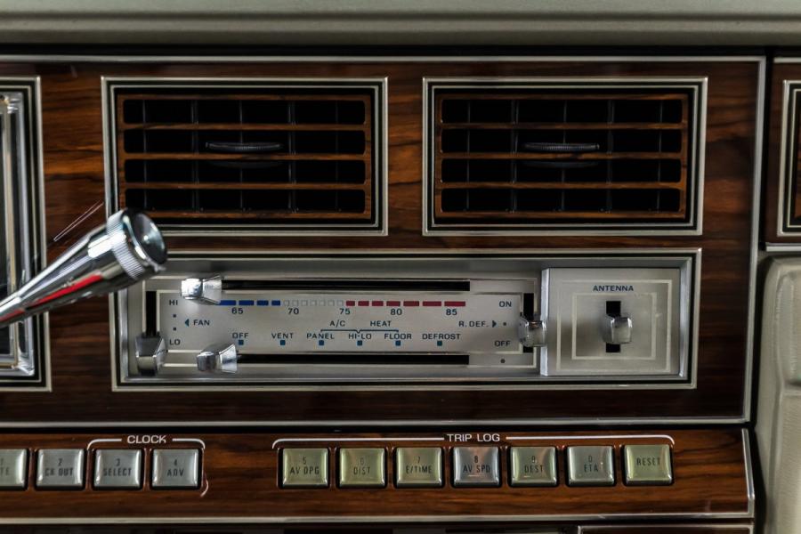 Детали интерьера Lincoln Continental Mark VI Sedan 1980 года  (фото 68 из 111)